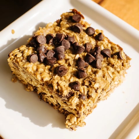 Golden-brown baked oats that taste like cake, perfect squares, smell warmly of vanilla, ready to enjoy.